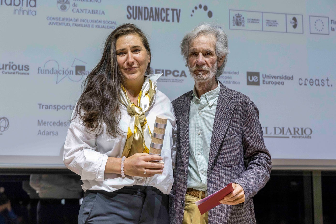 El actor Mario Pardo entregó el premio Mejor Interpretación Femenina a Paulina González, que no pudo asistir, a Laura González, de Uruguay, directora de 'Milonga'. 