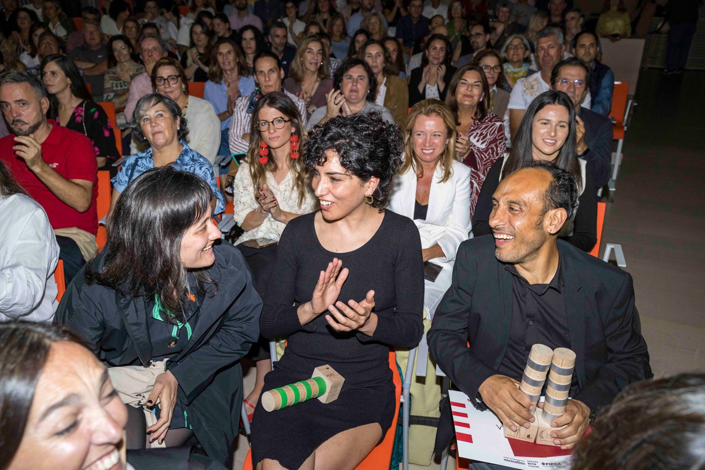 Los premiados conversan durante el desarrollo de la gala. 