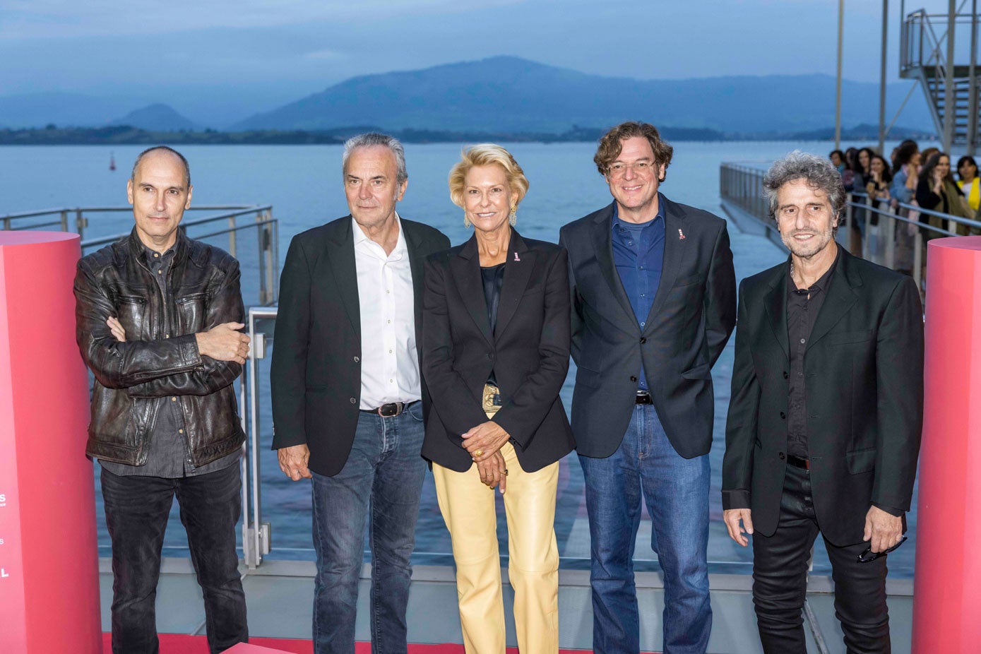 Momentos antes de iniciarse la gala, el photocall contó con la mirada curiosa de los asistentes que hacían cola para entrar al salón. 