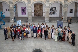 Foto de familia de los asistentes al acto en el Parlamento de Cantabria