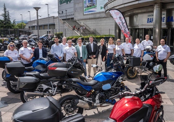 El alcalde, Diego Movellán, en el centro de la imagen durante la presentación del Rider Cantabria Infinita 2024.