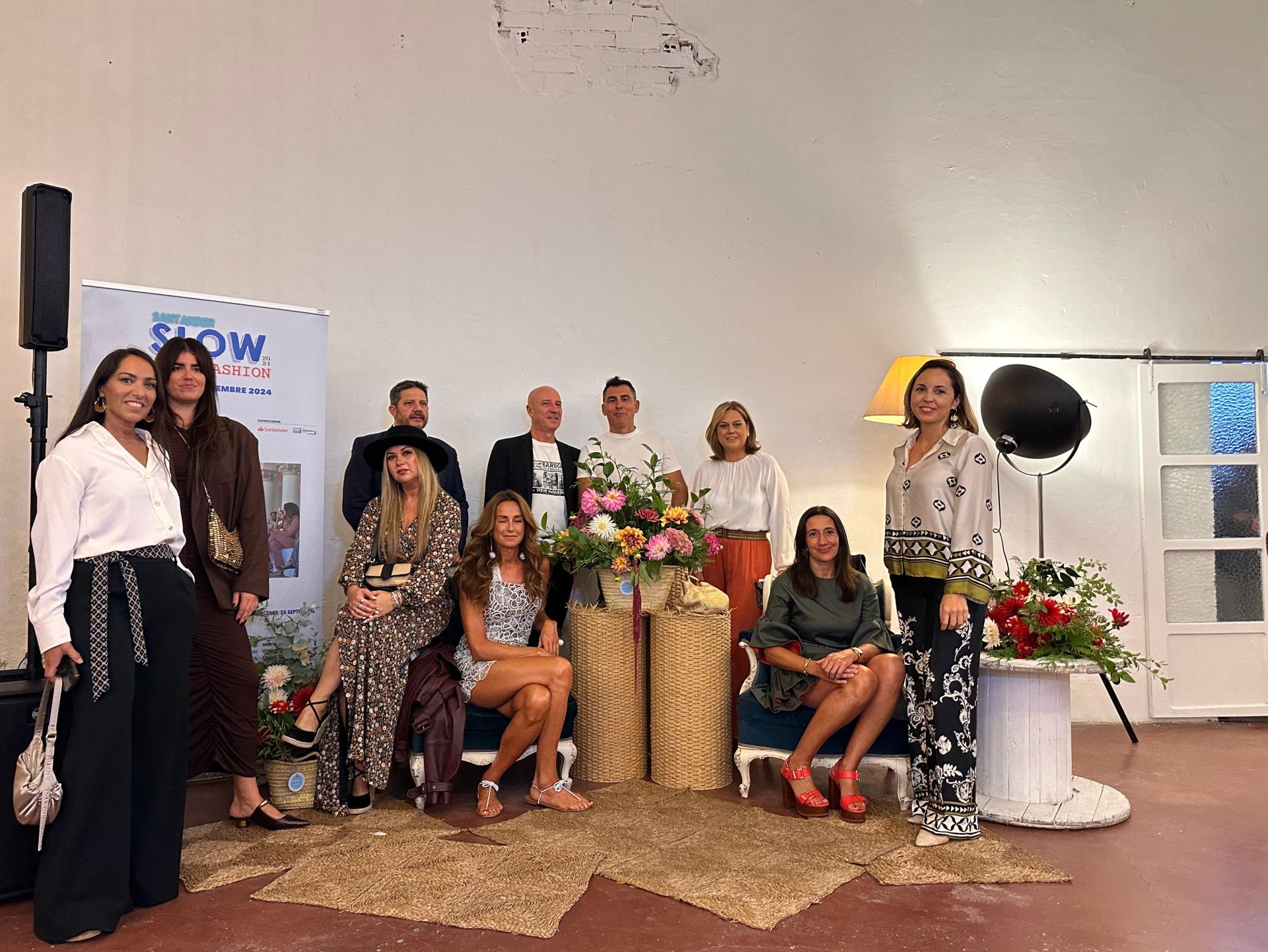 Kakun Elosúa, Carolina Brunelli, Antonio Orantos, Manu Domínguez, Benito Santamaría, Alicia Serrano y Diana Mirones. Sentadas: Laura González Quintana, Pilar Ibáñez y Raquel Menezo.