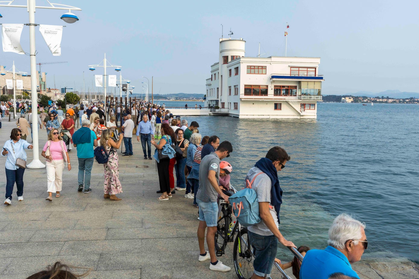 La pleamar llega hasta los bordes