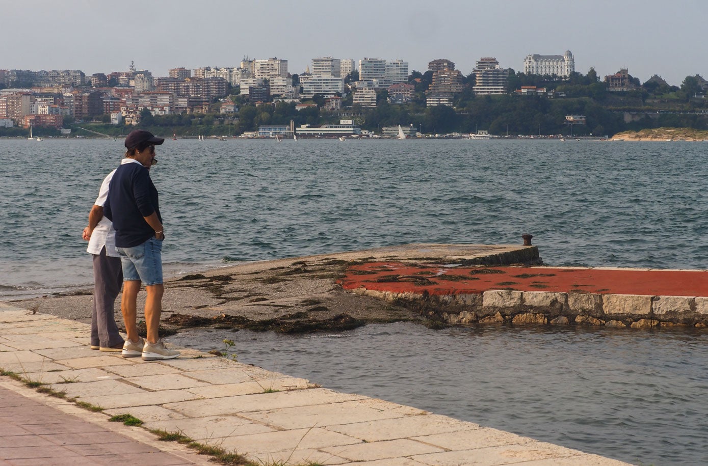 Dos personas se paran a observar el mar durante este jueves.