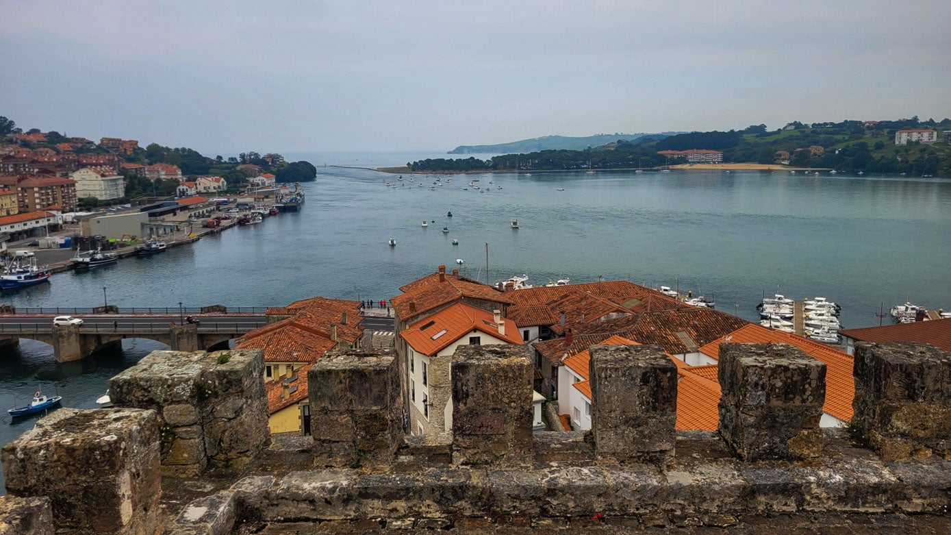 Imagen de la ría de San Vicente con el mar en su punto más alto esta tarde.