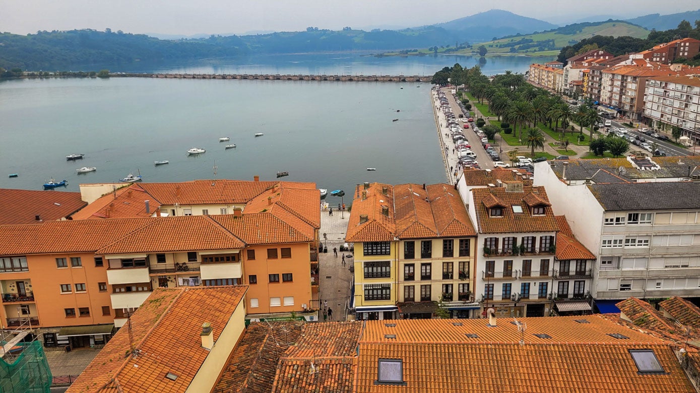 El agua ha llegado en San Vicente a rozar las aceras del muelle, peor no se ha debordado.