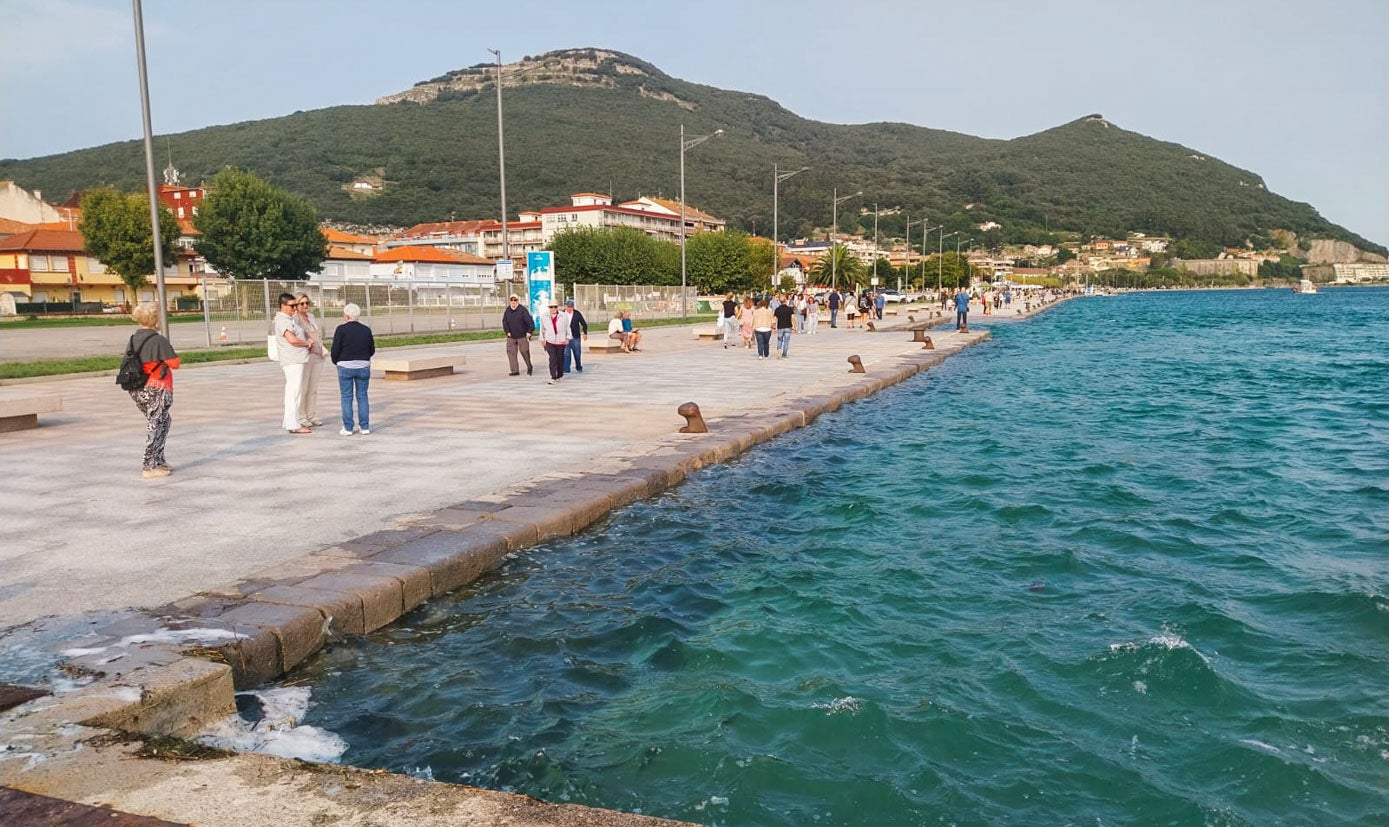 La pleamar se dejaba ver con fuerza en el paseo marítimo de Santoña.