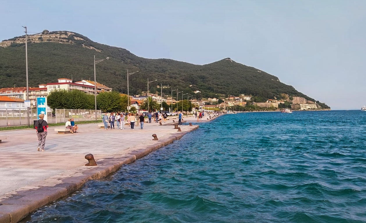 Una vista panorámica del paseo marítimo de Santoña con el agua casi a ras de la acera.