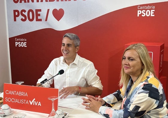 El líder del PSOE, Pablo Zuloaga, junto a la responsable de Organización, Noelia Cobo.