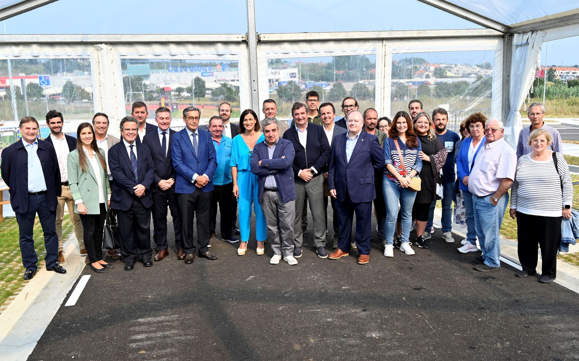 Acto de inauguración de la nueva zona urbanizada de El Alisal, con vecinos, responsables del proyecto y autoridades locales