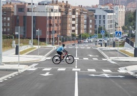 Acto de inauguración de la nueva zona urbanizada de El Alisal, con vecinos, responsables del proyecto y autoridades locales