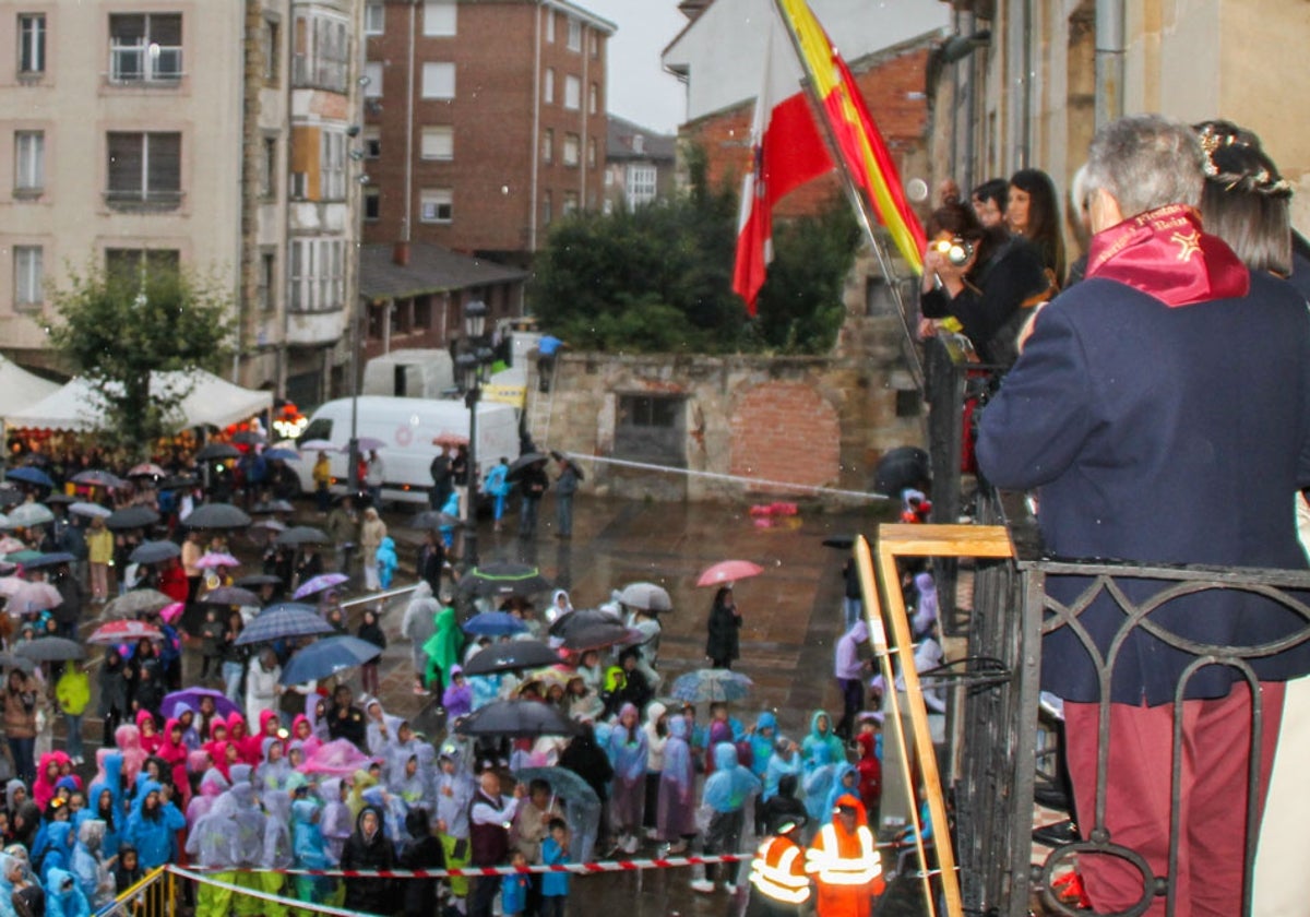 San Mateo despega en fiestas con paraguas