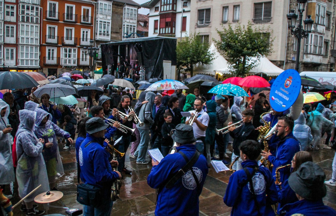 Las bandas y charangas animaron los momentos previos al pregón. 