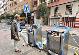 Felipe Piña, portavoz del PRC, en el barrio de Castila-Hermida.