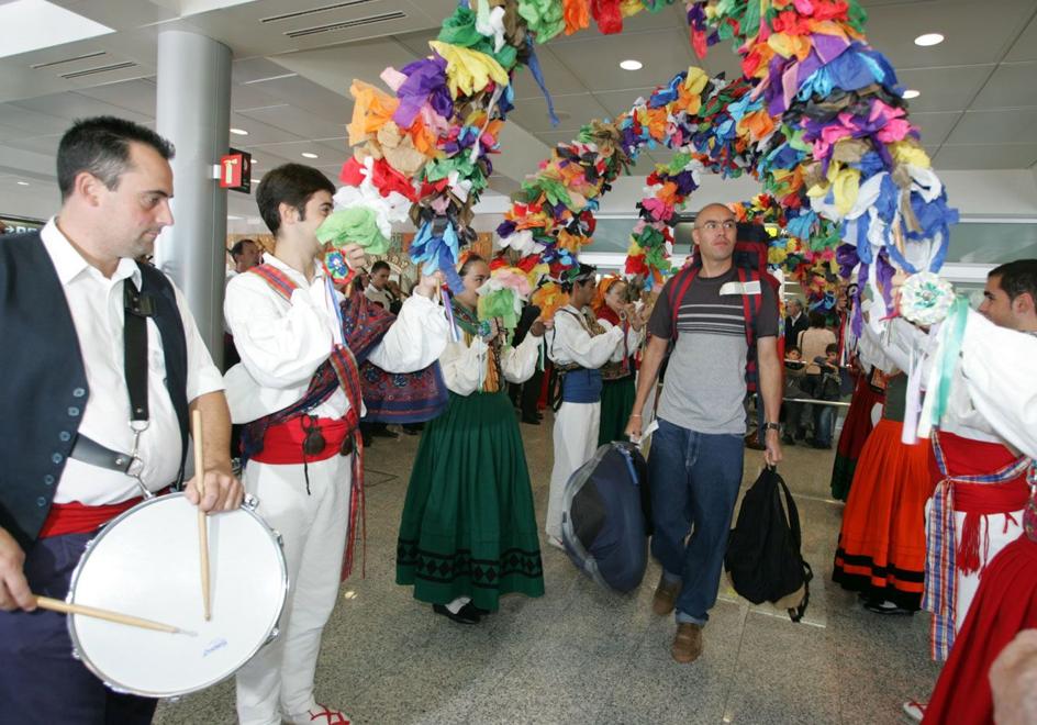 Primeros pasajeros en septiembre de 2004. Desde Londres.