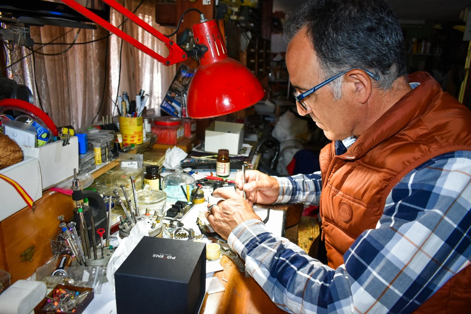 Joyero. Salvador Victorino, en el taller de su joyería en Los Corrales de Buelna.