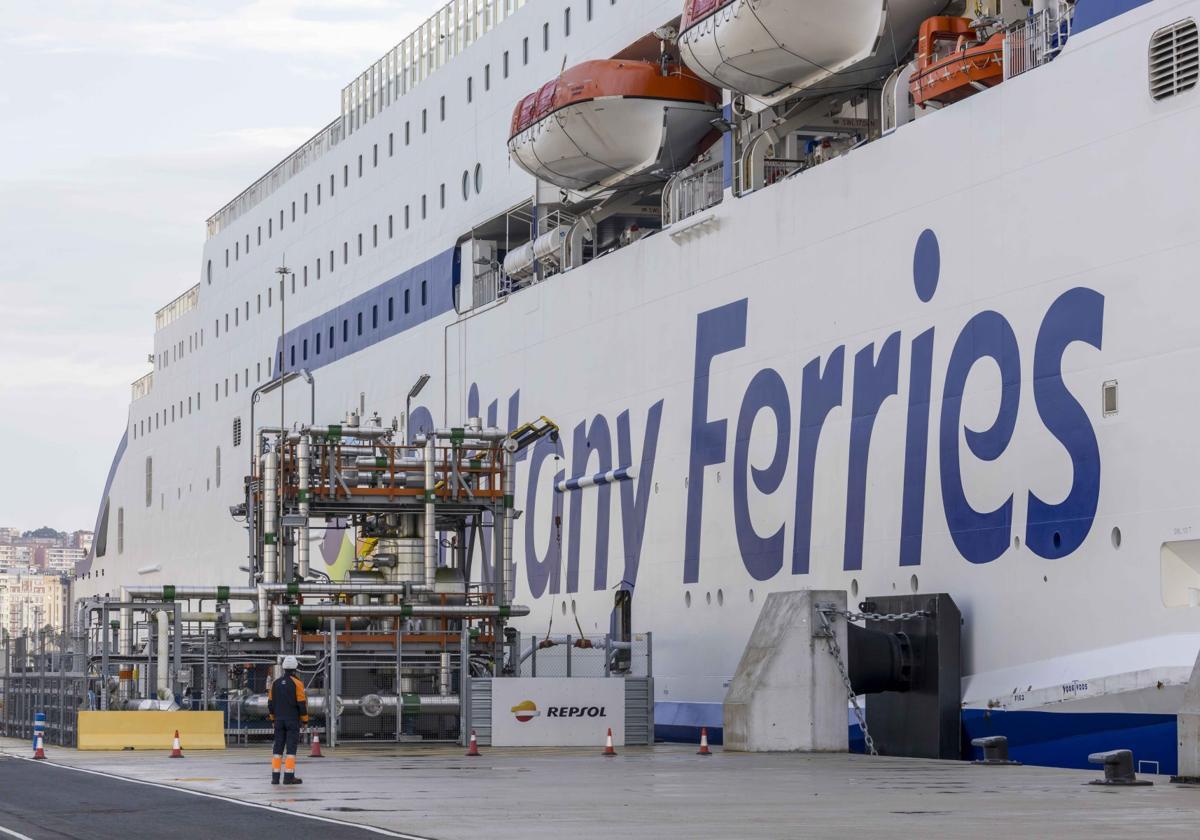 El Salamanca, ayer, durante el repostaje en la terminal de bunkering de GNL de Santander.