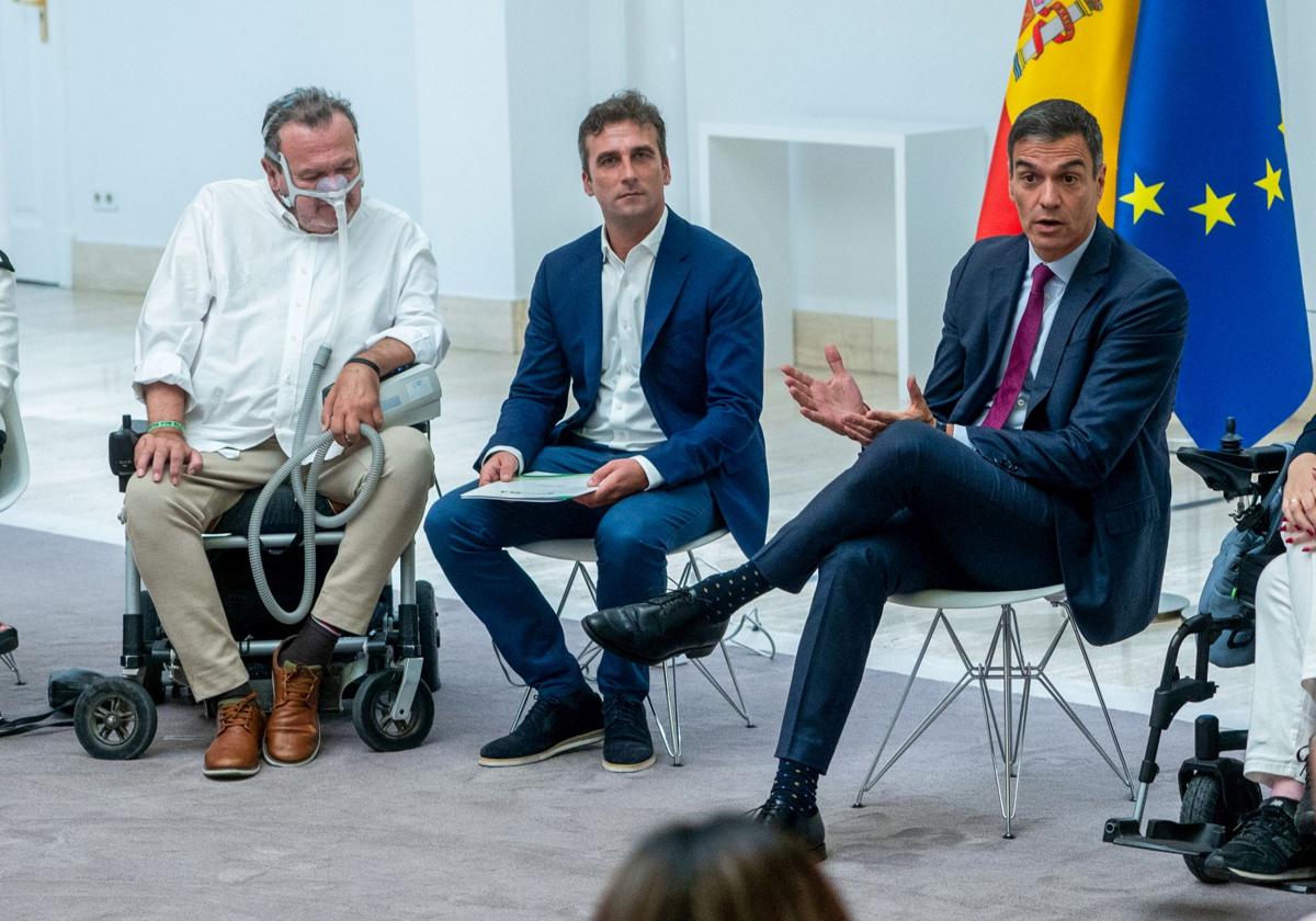 El cántabro Fernando Martín, presidente de ConELA, entre el presidente del Gobierno Pedro Sánchez e Ildefonso Oliveras, enfermo.