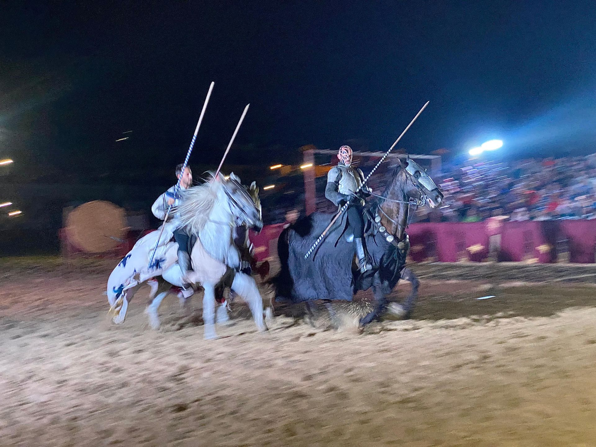 Tras el reencuentro familiar entre Carlos V y sus hermanas, se celebraron las grandes justas a caballo.