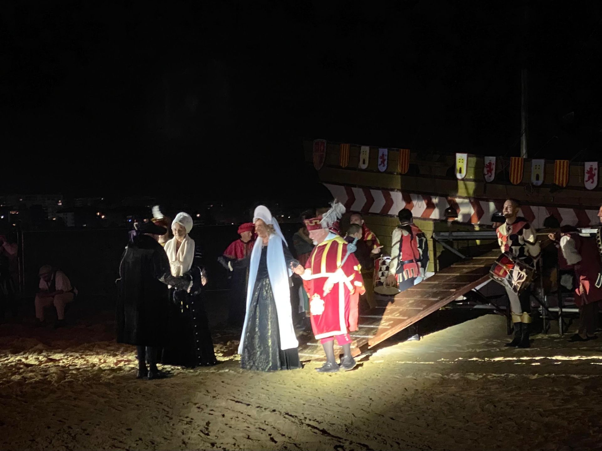 Llegada de las reinas María de Hungría y Leonor de Francia a tierra tras su travesía.