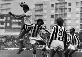 Toni Grande remata de cabeza en el partido ante el Castellón en 1973.