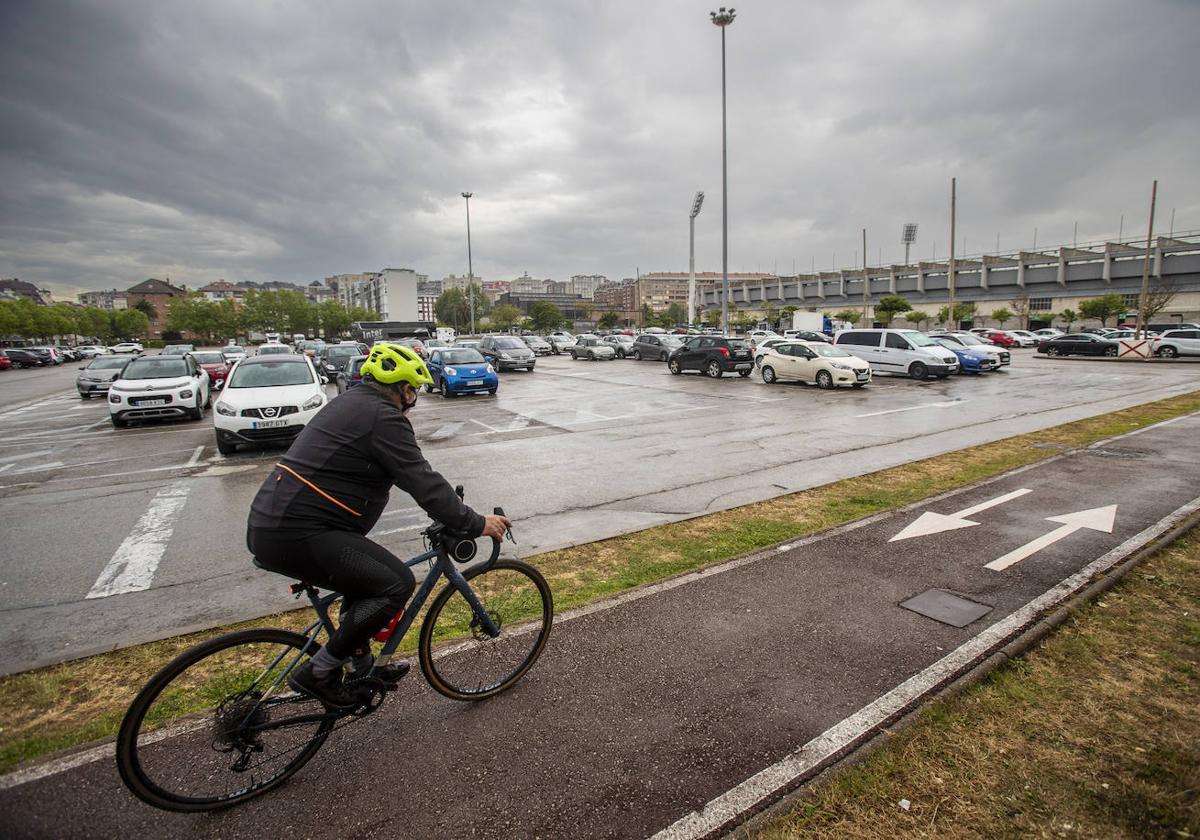 Un ciclista recorre el carril bici que se encuentra junto al aparcamiento de El Sardinero, en la explanada anexa a los Campos de Sport de El Sardinero.