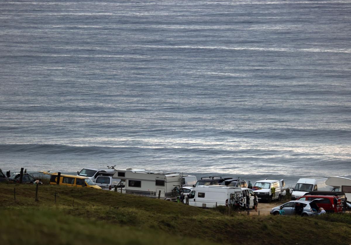 Autocaravanas estacionadas en el aparcamiento de la playa de Oyambre.