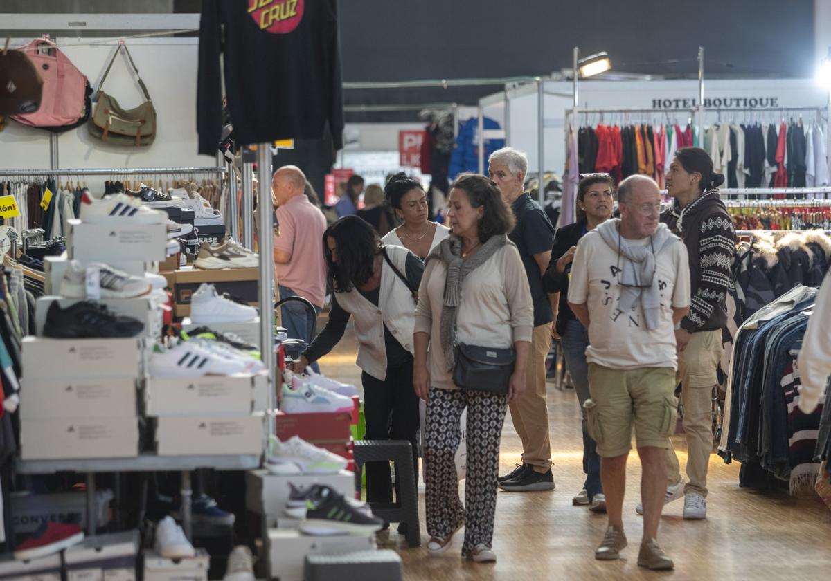 Visitantes en la Feria Outlet de Santander, este fin de semana, en el Palacio de Exposiciones.