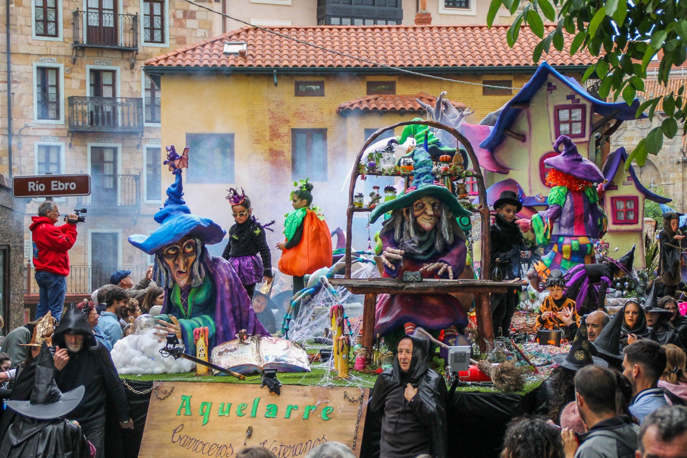 La última de las cinco carrozas a concurso en desfilar, la alegoría fantástica 'Aquelarre' trabajada por los Carroceros Veteranos.