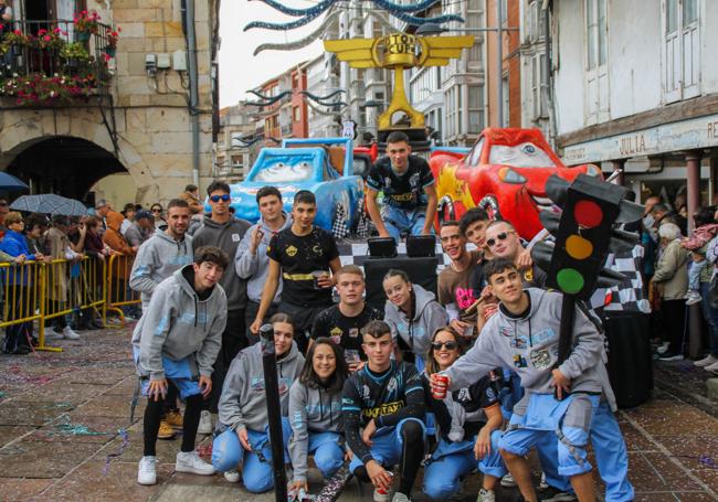 Integrantes de la peña Arriesgaos posan orgullosos frente a su carroza.