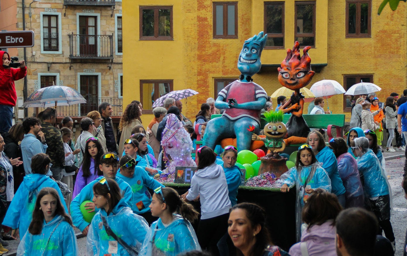 La joven peña de los Mateoritos no dudo en sacar los chubasqueros para empujar de sus figuras de 'Elemental'.