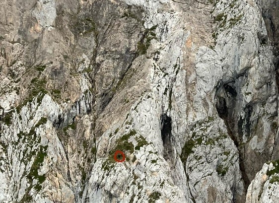 En el circulo rojo el punto en el que se quedo la montañera