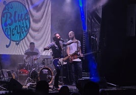 La banda de Los Blue Yeyés ofrecieron un animado concierto en la fiesta de La Barrera