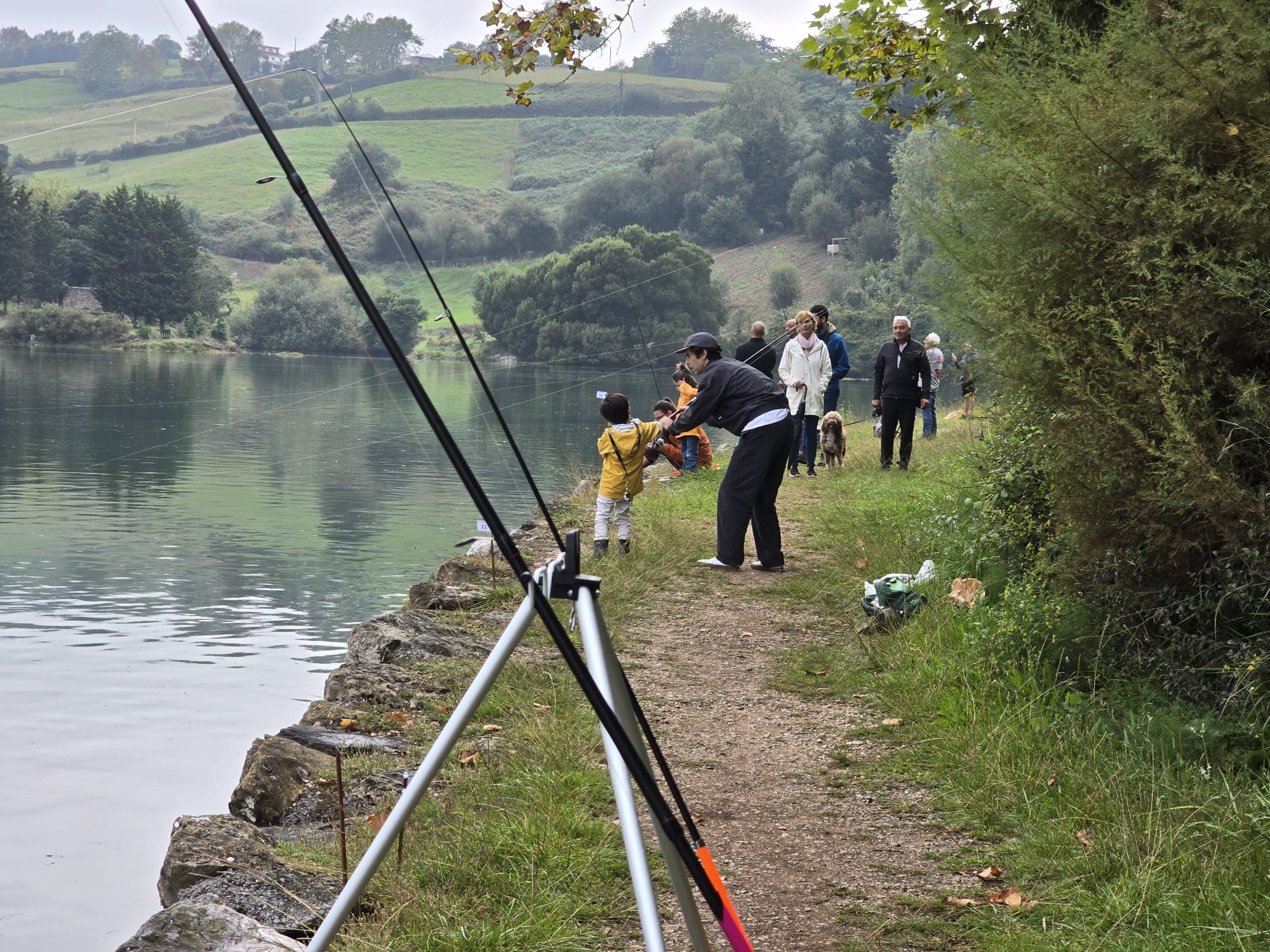 El concurso de pesca infantil animó a la participación de muchos niños