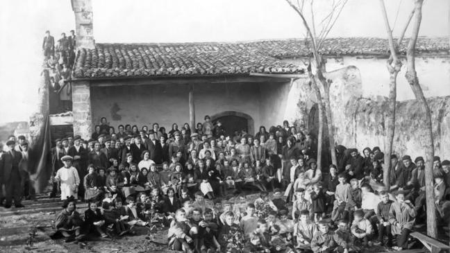 Imagen antes - La imagen de la derecha muestra a los vecinso reunidos para celebrar el centenario de la unión