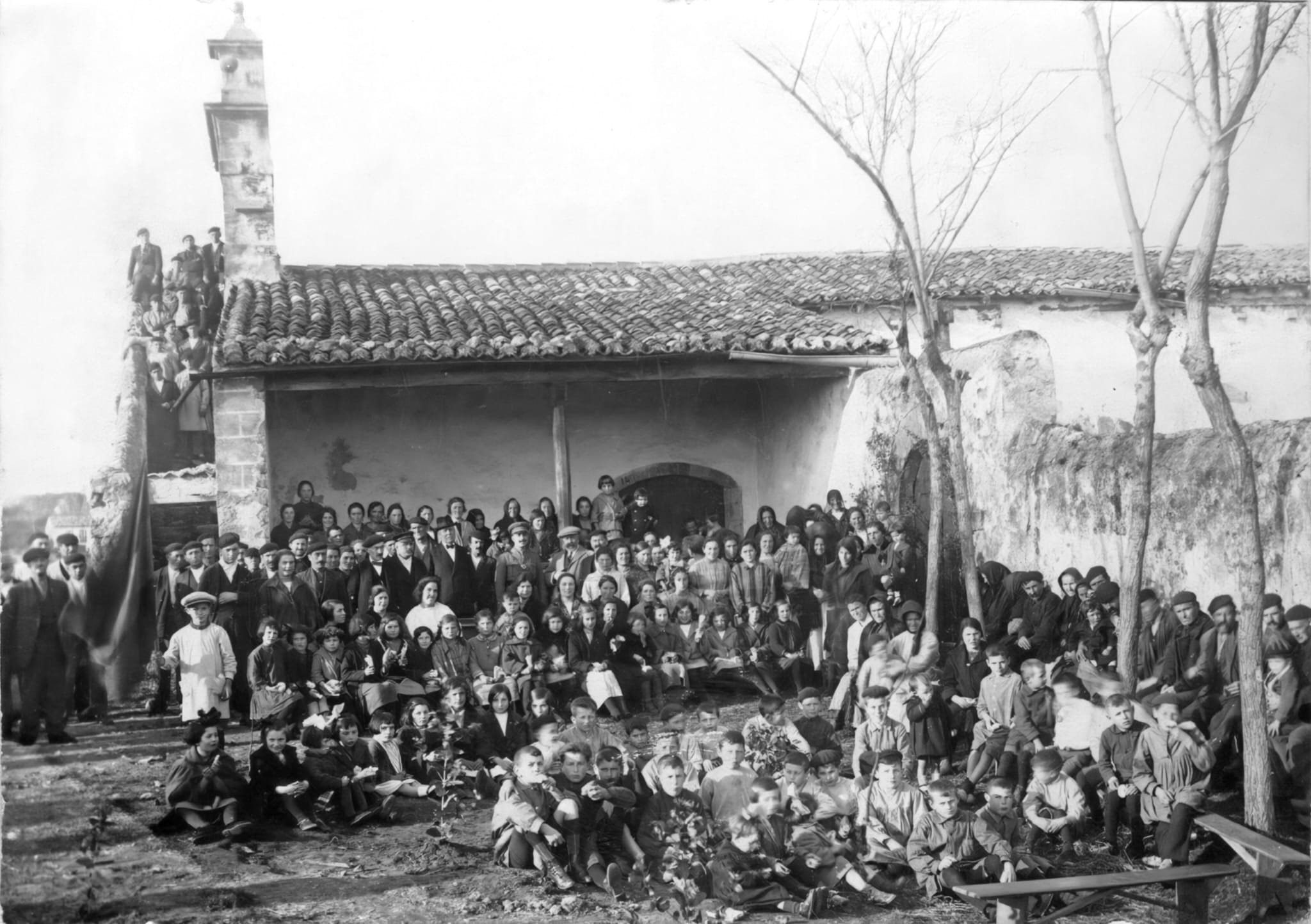 Vecinos de La Revilla en una celebración del año 1924.