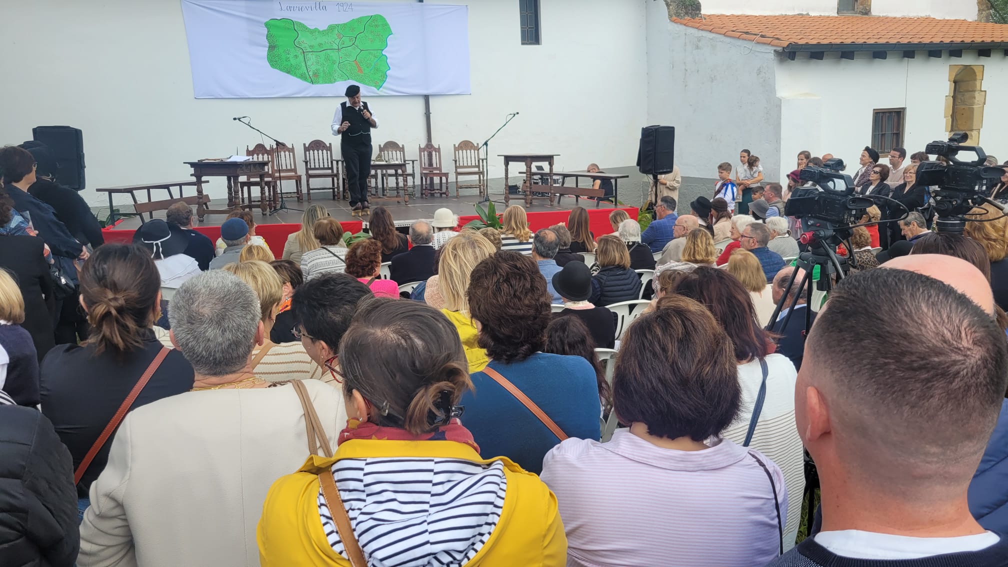 Numeroso público siguió la representación del histórico concejo realizada en el exterior de la Iglesia de La Revilla.