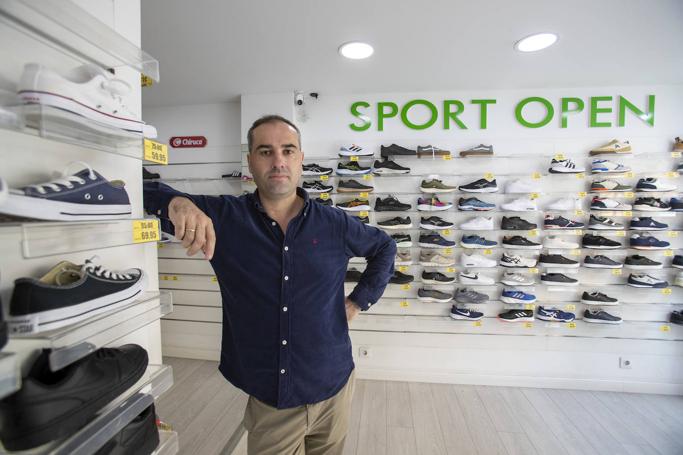 Ramón Cobo, en el interior de su tienda de Santander.