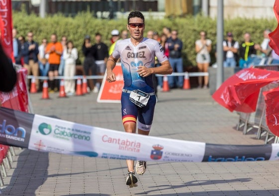 Javier Gómez Noya, a punto de cruzar la línea de meta del Triatlón Ciudad de Santander