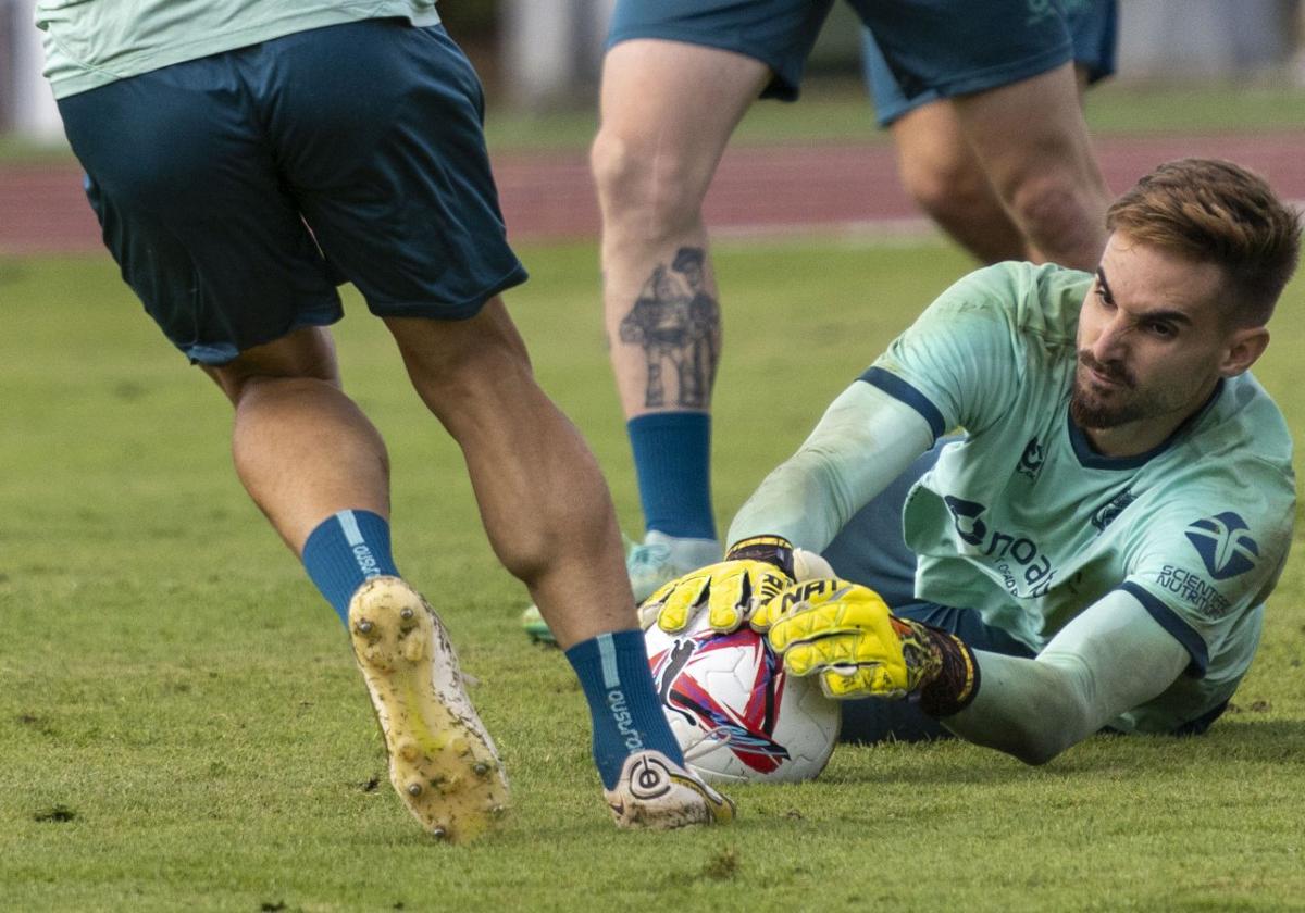 Jokin Ezkieta atrapa el balón en un entrenamiento en La Albericia.