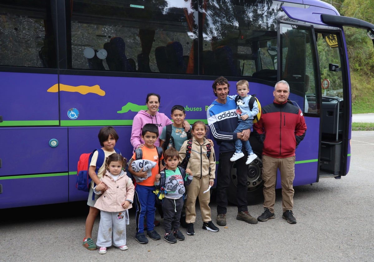 Padres y niños de Liébana que no pueden utilizar el transporte escolar.