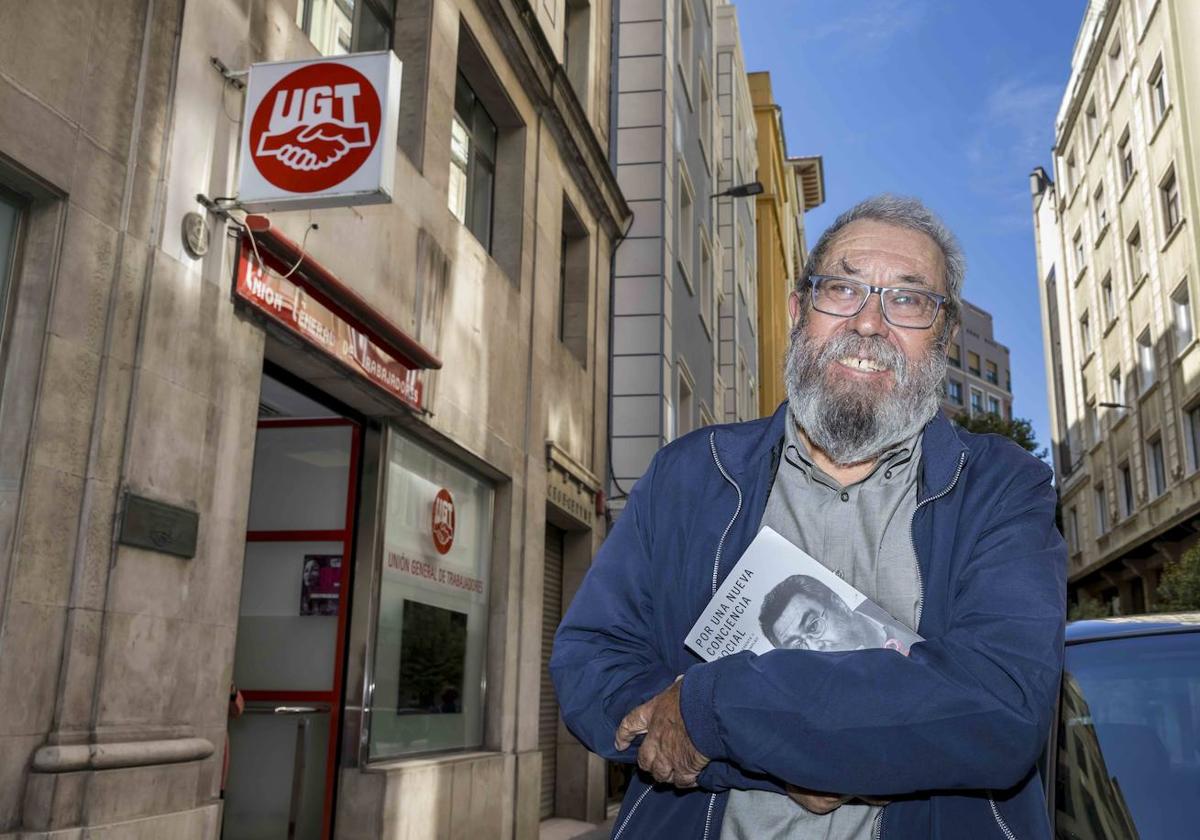 Cándido Méndez, con la nueva 'criatura' en brazos, ante la sede santanderina del sindicato UGT.