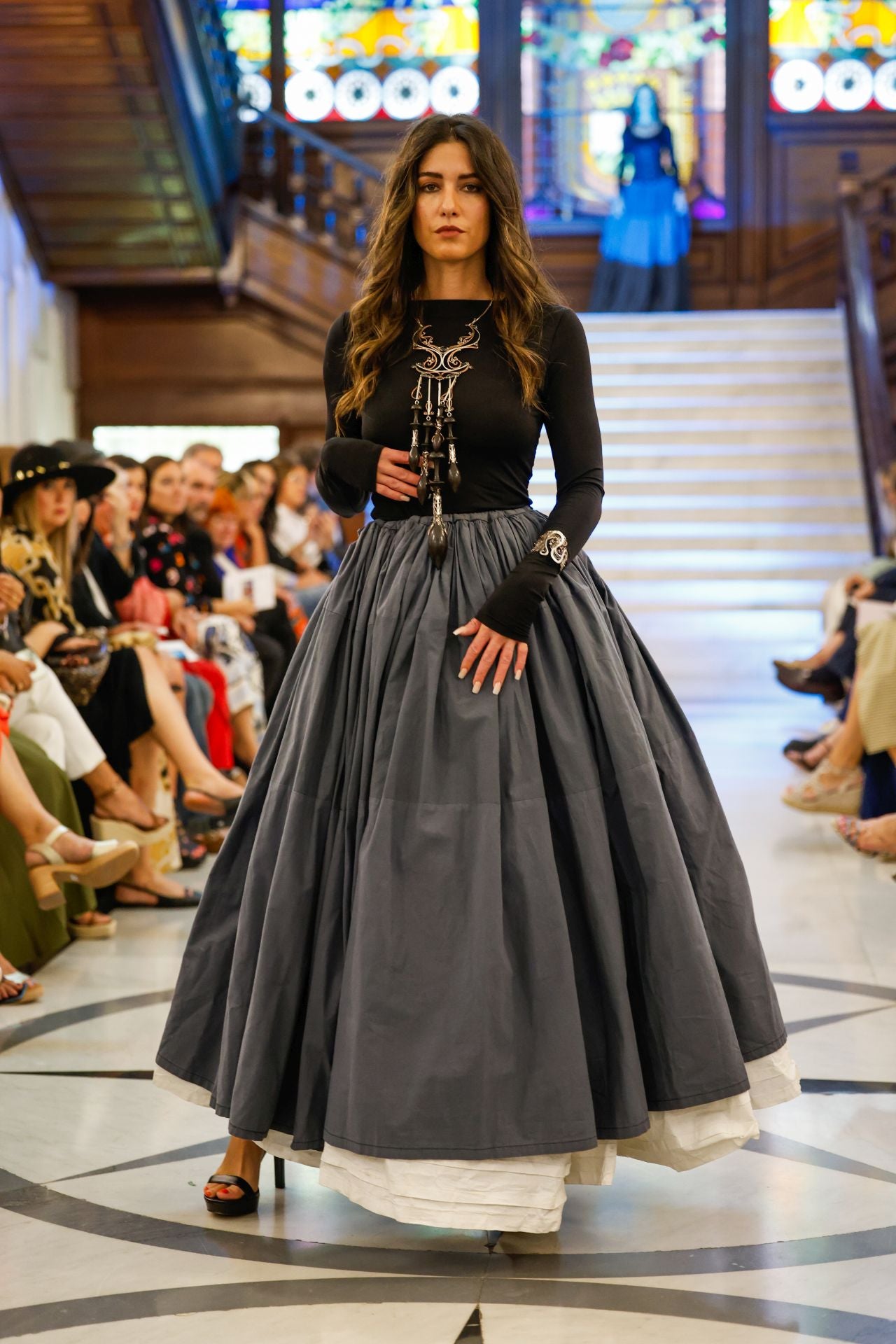 Paula Díaz con una de las joyas del desfile de la orfebre compostelana Susi Gesto.