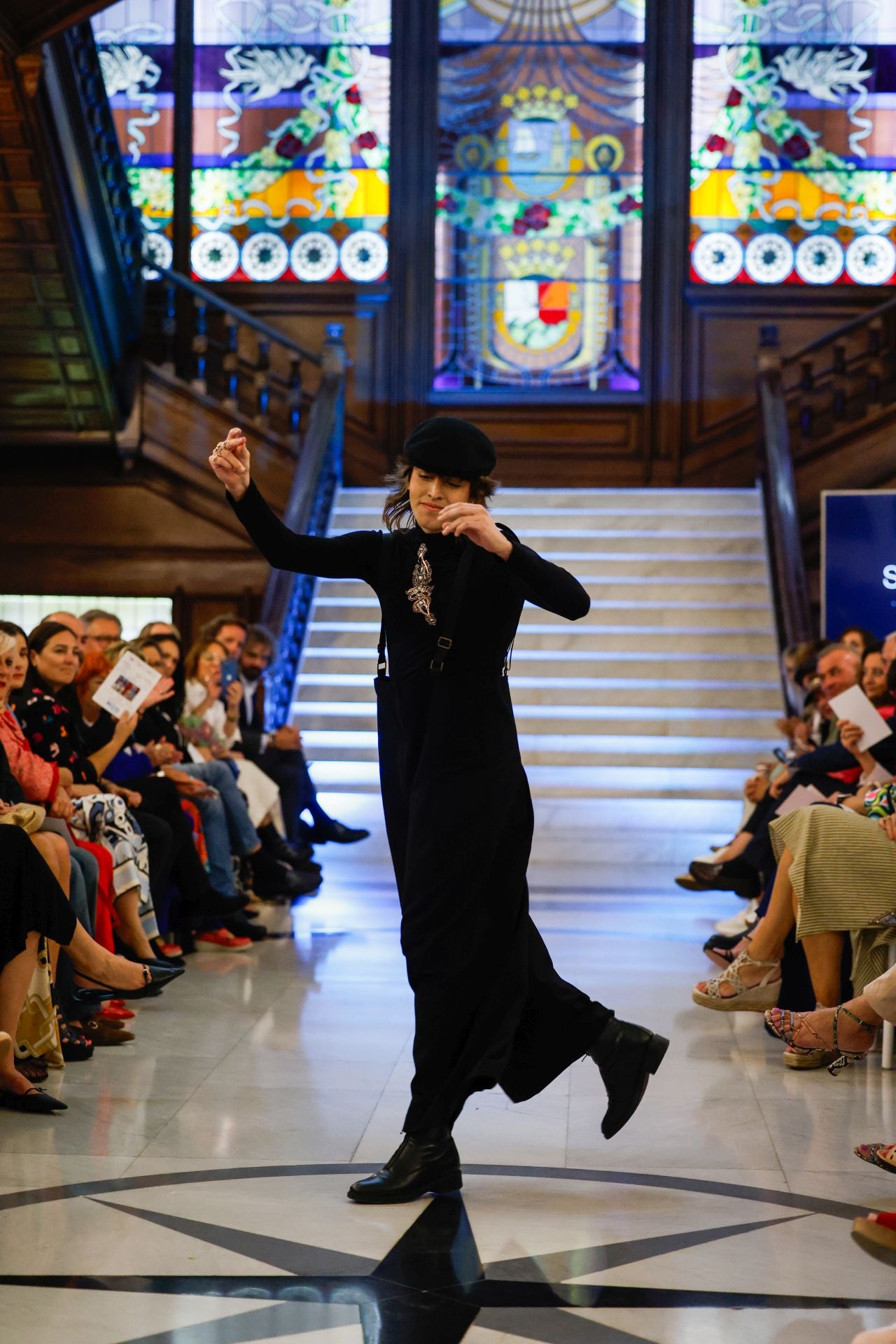 El comunidador gallego Marcos Velázquez en el show de Susi Gesto. El desfile fue un espectáculo de fusión entre moda y artesanía inspirado en el folklore y la cultura textil tradicional gallega.