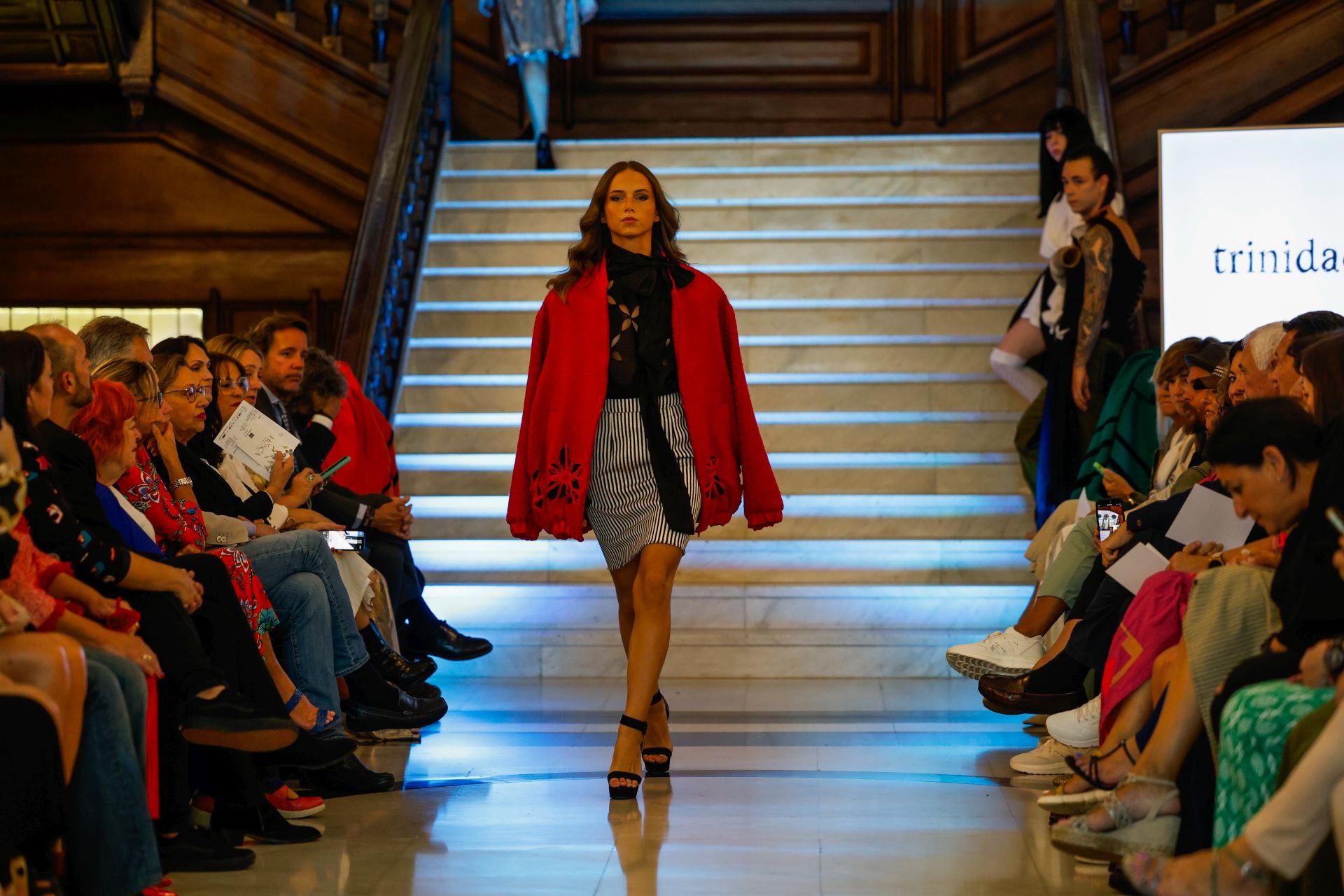 María Pardo con cazadora, falda y blusa de Trinidad Castillo.