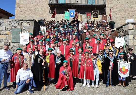 Fotografía de familia de las distintas cofradías participantes en la última edición de la Fiesta de la Vendimia.