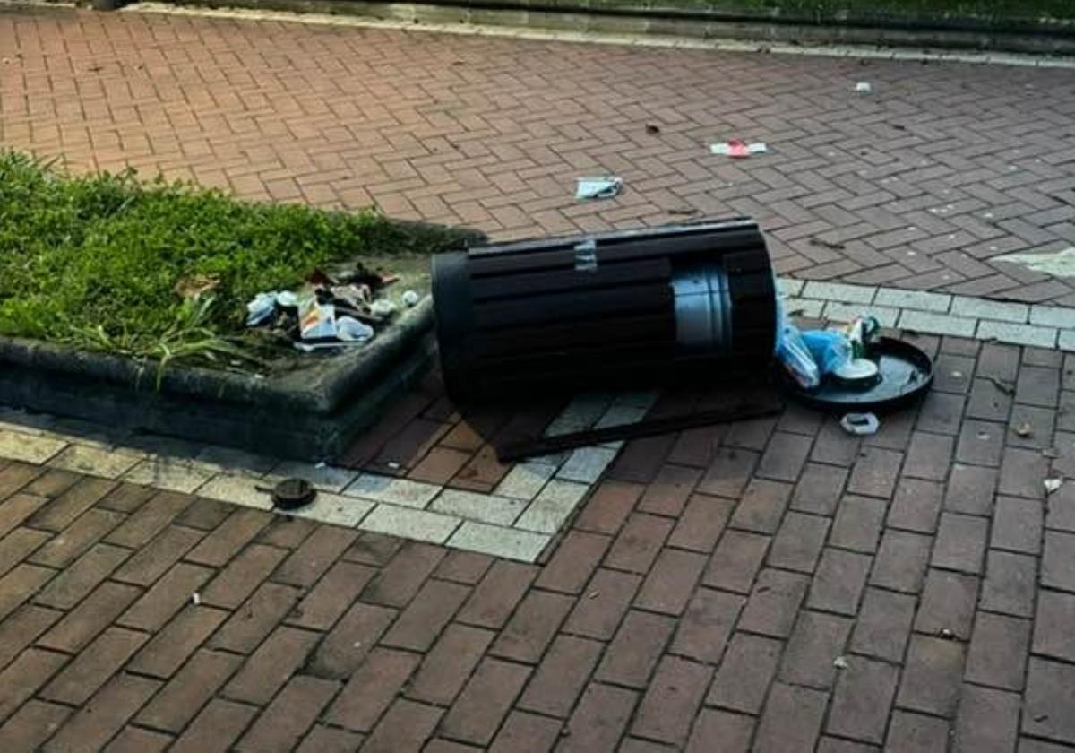 Papeleras rotas en los parques de La Haye y Juan XXIII.