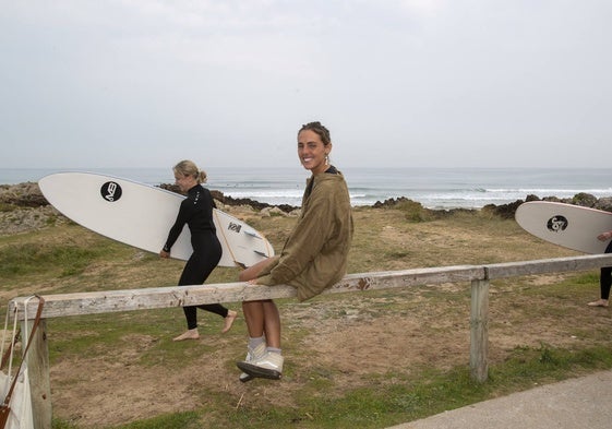 Nadia Erostarbe, surfista olímpica con diploma en los JJ OO de París, en la playa de Liencres.