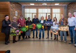 La alcaldesa, Rosa Díaz, y la concejala de Cultura, Alicia Martínez, junto a los ganadores de la pasada edición del concurso.