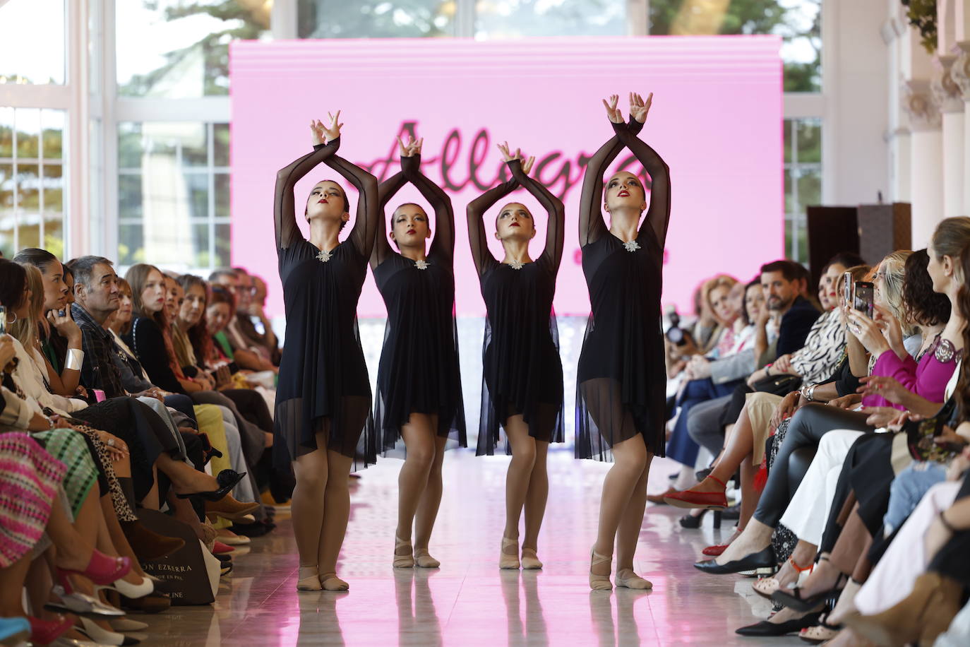 Las bailarinas del Centro Profesional de Danza Mancina abrieron el desfile de la diseñadora cántabra Paula Alegría para su firma Allegra.